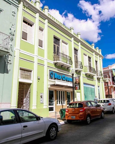 Restaurants and Cafes Within Steps